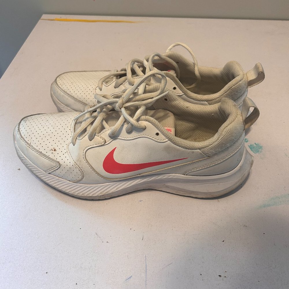 Nike Women's WMNS Todos Running Shoe - White and Pink - Size 9 US / 40.5 EUR